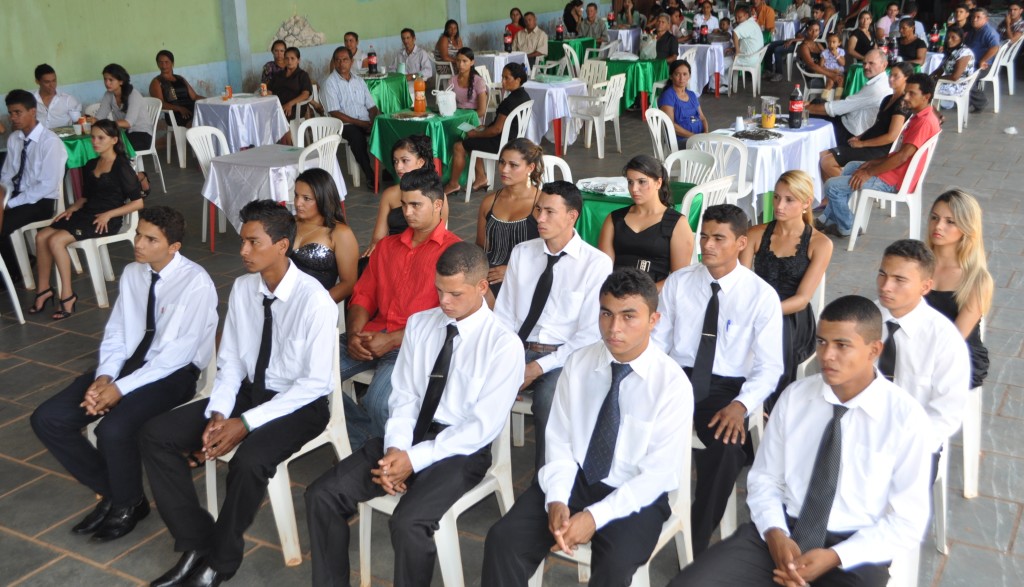 Jovens exibem certificado do curso promovido pelo Senar em parceria com a Emflors