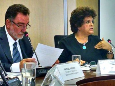 Ministros do Desenvolvimento Agrário, Patrus Ananias, e do Meio Ambiente, Izabella Teixeira, concedem entrevista coletiva (Foto: Rafaela Brito / G1)