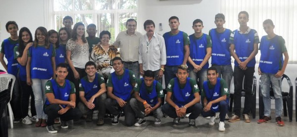  Time de estudantes do programa Jovem Aprendiz Rural na sede da empresa parceira do Senar,  em São José de Ribamar. 