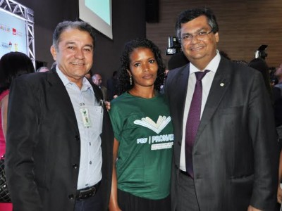 Valdilene Ferreira, formanda do Curso Piscicultor pelo Senar, com Carlos Antônio Feitosa e o Governador Flávio Dino.