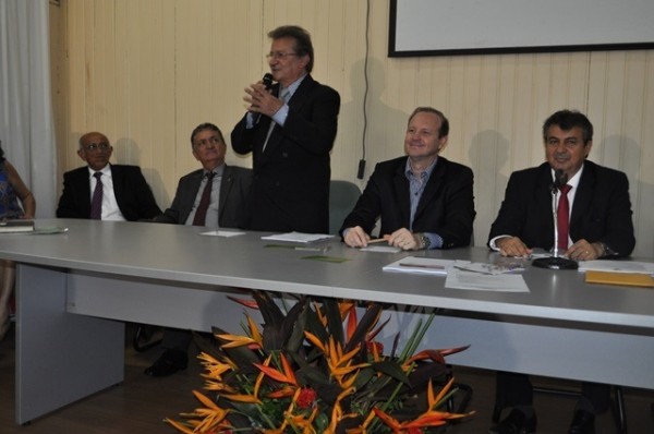 Raimundo Coelho discursa como novo presidente da Faema ao lado de autoridades estaduais