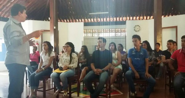  Luiz Figueiredo ministra palestra motivadora para grupo de jovens na empresa Energia Verde Produção Rural, em Açailândia.