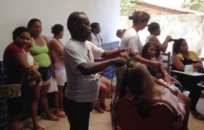Corte de cabelo e entrega de produtos de higiene e limpeza na ação de saúde do Senar.