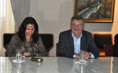 Raimundo Coelho da Faema, ao lado da presidente da ACM, Luzia Rezende durante assinatura de acordo nos Leões.