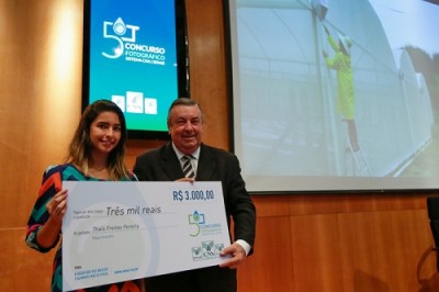 Thaís venceu o concurso com a foto “Aproveitando a água da chuva”. Ela recebeu o prêmio do vice-presidente diretor do CNA, José Mário Shreiner”.