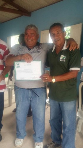 O presidente do Sindicato de Rosário, Raimundo Sousa, entrega certificado a produtor rural.