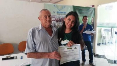  O Presidente do Sindicato dos Produtores Rurais, José Luzia entrega certificado a participante do curso.