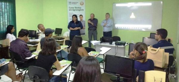 Em Balsas, a coordenadora  pedagógica do programa no estado, Thaysa Correia abre os trabalhos da Rede E-Tec.