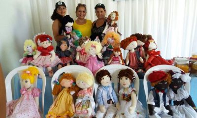 A coordenadora do CRAS, Socorro Monteles apresenta a produção de bonecas em Anapurus.