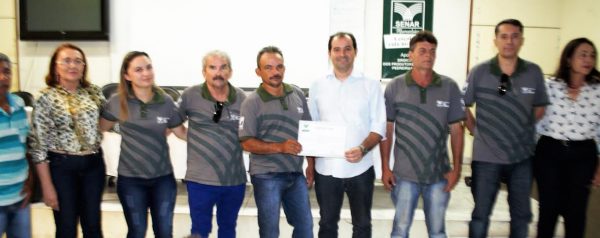 Epitácio Rocha, da ATeG, com a presidente do Sindicato, Rosemeire Freitas, produtores  e parceiros.