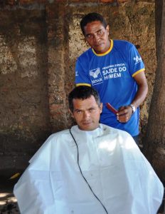 Equipe do Senar e parceiros fazem serviço de barbearia em produtores rurais.