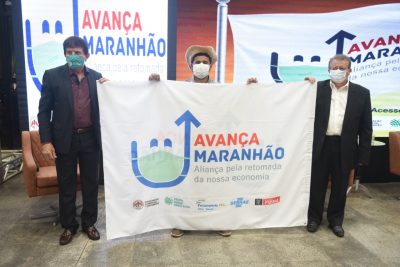  Superintendente do SENAR-MA, Luiz Figueiredo e presidente do sistema Faema/Senar/Sindicatos, Raimundo Coelho, recebem do produtor rural Carlos Magno, bandeira do Avança Maranhão.