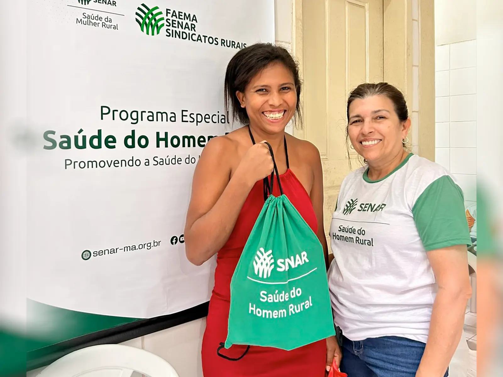 Yolanda Gomes, do Senar entrega kit de higiene e beleza a participante do programa Saúde da Mulher Rural.