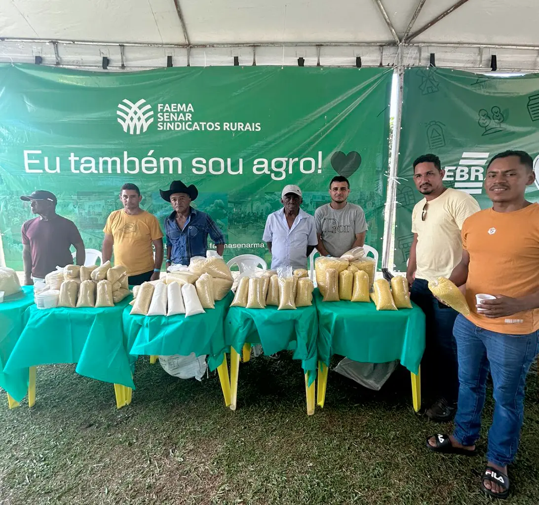 Produtores assistidos expõem seus produtos no evento.