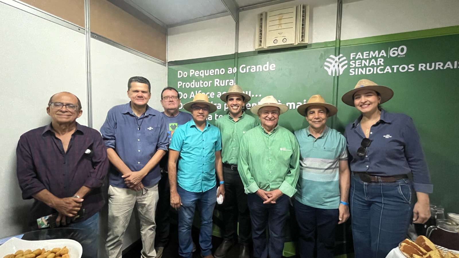 Coelho e visitanttes no Estande do Senar, no primeiro dia da Expoema 2025.