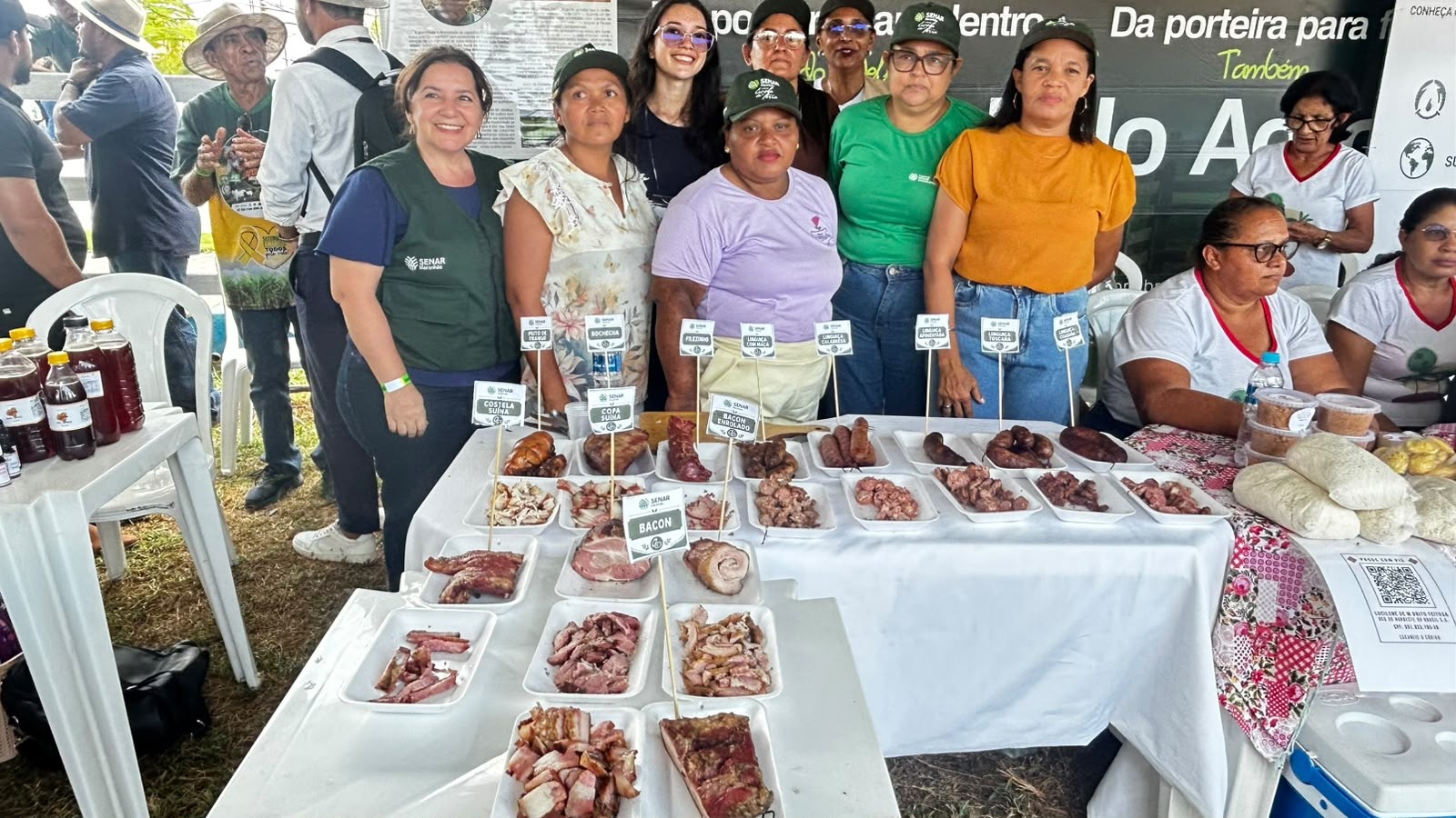 A turma de alunas do curso de defumados, expuseram seus produtos durante o Dia de campo.